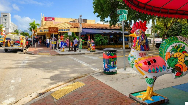 La Calle Ocho: Ritmo, Sabor y Tradición