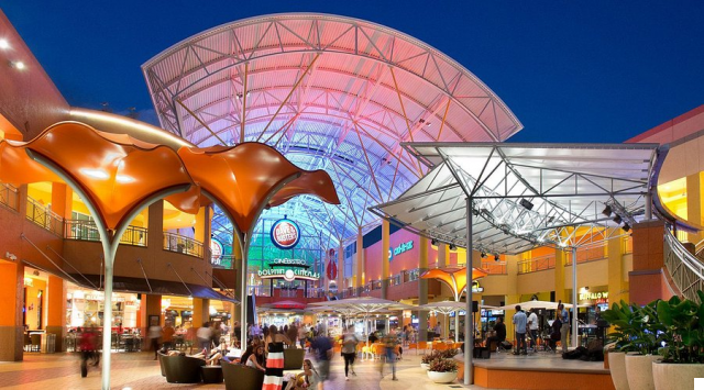 El Dolphin Mall: Compras y Diversión