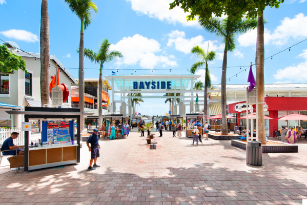 Bayside Marketplace: Música y Vistas al Mar